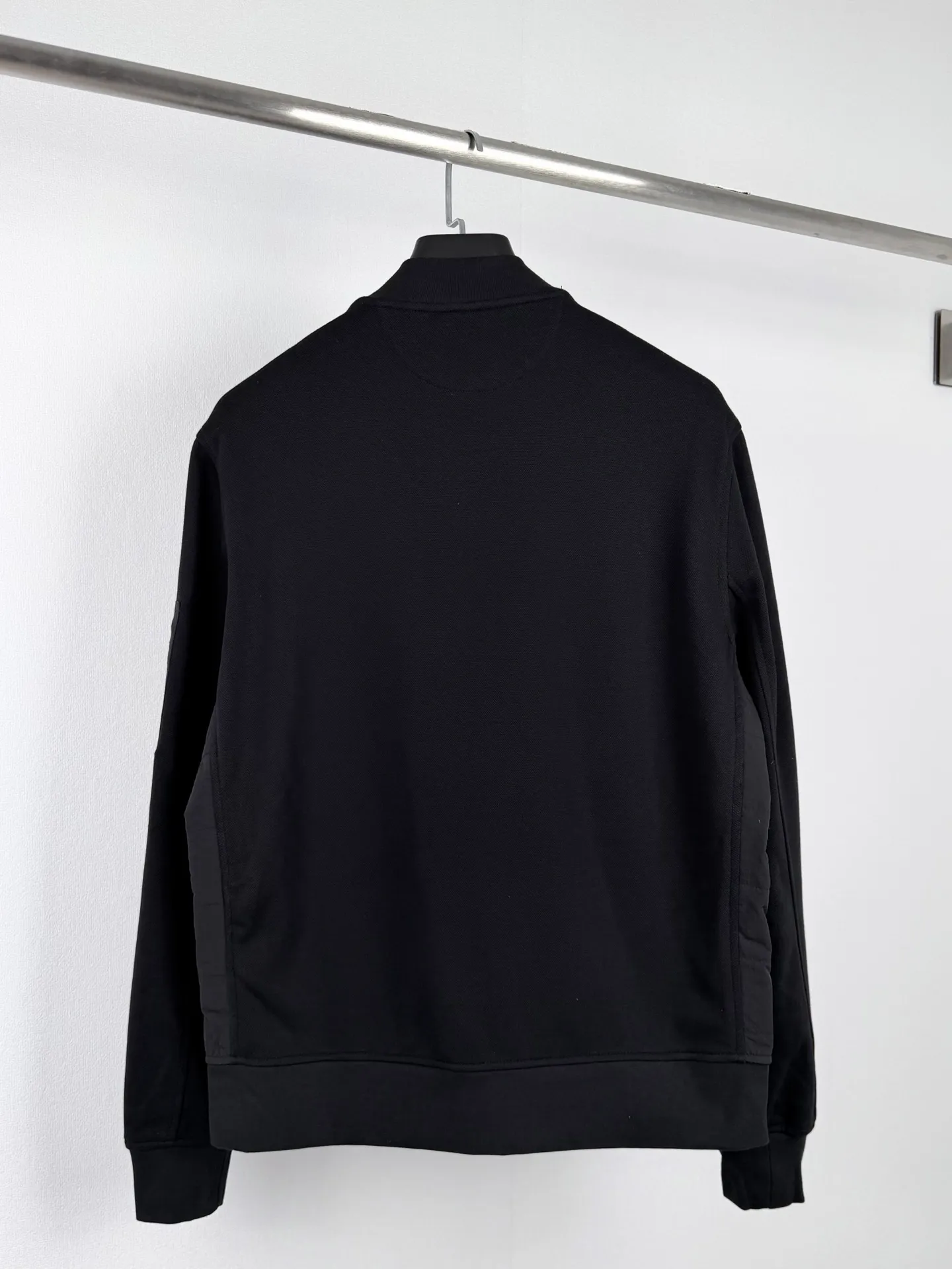 Ralph Lauren/Ralph Lauren cotton-padded jacket with baseball collar with logo. Customized cloud-like double-sided velvet. Excellent texture. Comfortable and close to the skin. The matte obsidian black on the front exudes an innate sense of luxury. The micro-velvet touch on the reverse hides the temperature. The layers of black appear on their own. The front groove is quilted with military-grade wiring to outline the three-dimensional skeleton. The delicate pony logo embellishes the chest. It is low-key and powerful. The hidden pocket on the left sleeve hides the edge. The collar and chain linkage layering design is effortlessly advanced. The golden ratio of lightness and warmth, warm but not heavy, heavy but not stiff. Process 1: Adopt imported machine embroidery technology. Use advanced computer control system and precision mechanical components to achieve the iconic pony embroidery operation with high precision and smooth and delicate lines. Process 2: Needle and shuttle splicing technology can make full use of the respective advantages of knitted fabrics and woven fabrics. By choosing the appropriate sewing process and stitches, the splicing parts can be ensured to be strong and beautiful. Process 3: Template machine bag opening. The preset template guides the position of opening the bag. The accuracy of shape and size ensures the quality of the bag opening effect. Accessories: Customized 1:1 Ralph Lauren snap button Customized 1:1 Ralph Lauren zipper Customized 1:1 Ralph Lauren trademark Version: Loose version Size: S M L XL